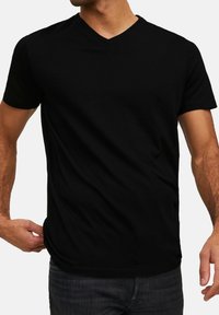 Mustat lyhythihaiset V-kaula-aukon t-paidat, slim fit -tyyli, pehmeä puuvillakangas, sileä pinta, vähäiset saumat, ihanteellinen arkikäyttöön.
