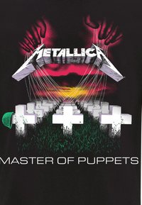 Zwart T-shirt met het "METALLICA" logo in vet zilver en "MASTER OF PUPPETS" in het wit. De achtergrond toont skeletachtige handen en graven.