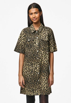 Korte mouw jurk in luipaardprint, met een knoopsluiting aan de voorkant, twee borstzakken, en in zwart en beige kleuren, met een losse pasvorm.