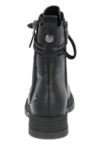 Bottine en cuir noir à finition texturée, dotée d'une fermeture éclair, d'accents décoratifs et d'une semelle en caoutchouc robuste.