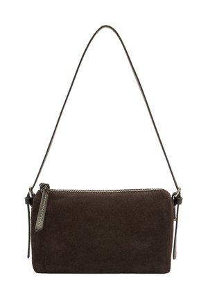 Ciemnobrązowa zamszowa torba na ramię z długim cienkim paskiem i zamkiem błyskawicznym, prostokątna, z leatherowym uchwytem zamka i detalami bocznego paska.