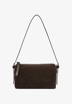 Ciemnobrązowa zamszowa torba na ramię z długim cienkim paskiem i zamkiem błyskawicznym, prostokątna, z leatherowym uchwytem zamka i detalami bocznego paska.