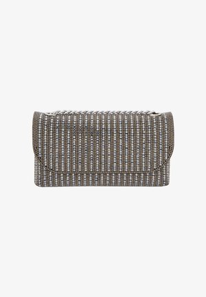 Szövetből készült clutch táska geometrikus mintával, szürke és világoskék színben. Jellemzője egy füles záródás és fémből készült díszítések.