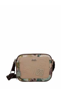 Bolso cruzado rosa con una parte frontal de cuero texturizado y una parte trasera de tela colorida y estampada. Presenta herrajes en plata y un charm decorativo.