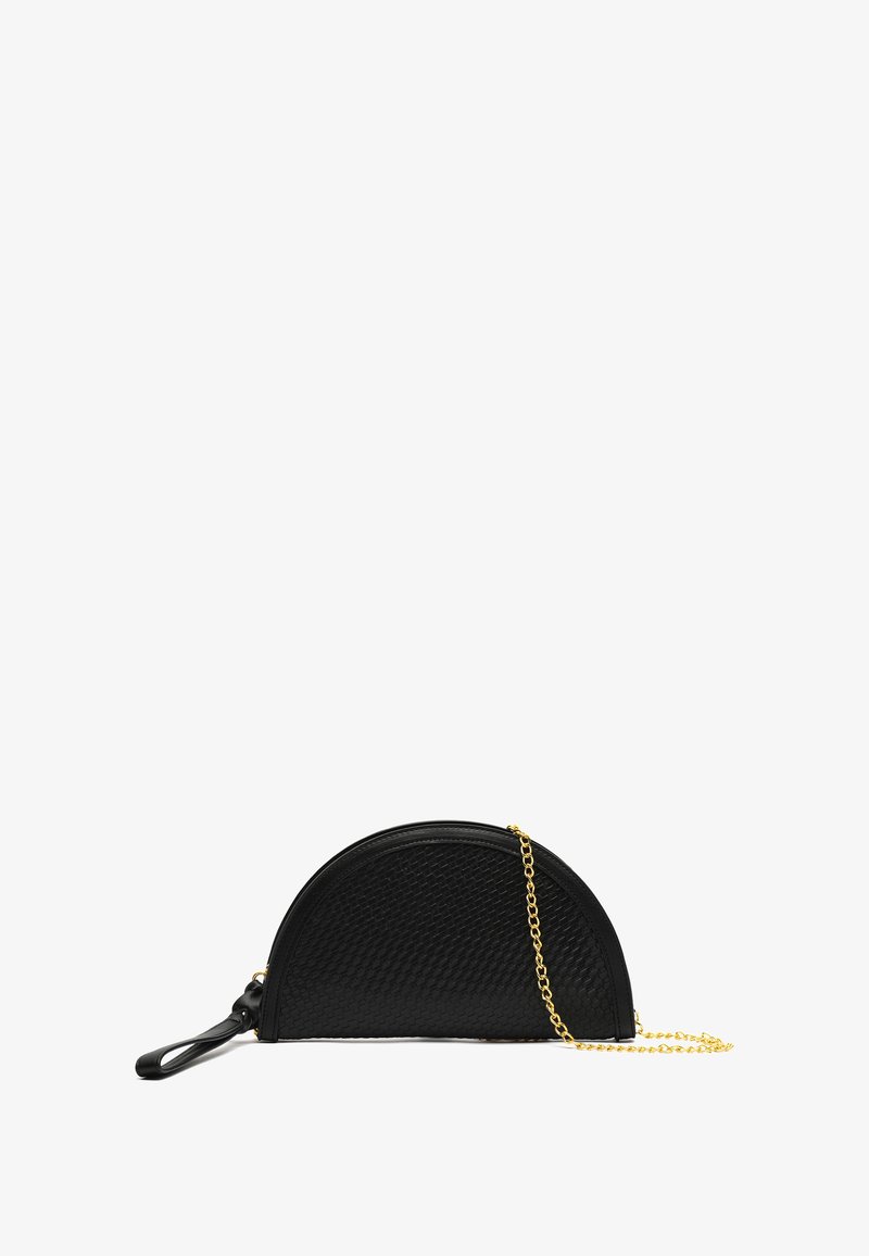 Črna usnjena torba v obliki polmeseča z teksturirano površino, opremljena z zlatim verižnim ročajem in črnim usnjenim zipperskim potegom.