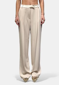 PALAZZO CON PINCES - Pantaloni - neve