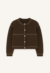 Cardigan tricotat cu mânecă lungă, de culoare maro, cu modele decorative albe și închidere cu nasturi în față, pe un fundal deschis.