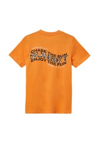 Oranje T-shirt met korte mouwen van katoen. Heeft grafische tekst in zwart en wit: "JAAG DE ZON NA," "ZONSONDERGANG," en "GENIET VAN HET PLEZIER."