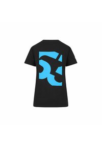 Czarny bawełniany t-shirt z dużym niebieskim abstrakcyjnym wzorem na plecach. Krótkie rękawy i okrągły dekolt.