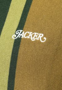 Pletený svetr s horizontálními pruhy v olivové, světle zelené a hořčičné barvě. Vyšívaný nápis "JACKER" v bílé barvě. Měkká textura.