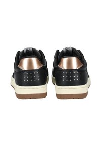 Sneaker neri con una texture liscia, caratterizzati da un accento sul tallone in oro rosa lucido, dettagli perforati e una suola in gomma di un leggero color crema.