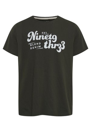 T-shirt in cotone verde oliva con maniche corte, caratterizzata da una grande grafica testuale bianca con la scritta "Ninety Three" e "Blend Denim" in un font informale.