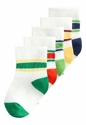 Satz von fünf weißen Knöchelsocken mit farbigen Fersen, Zehen und Streifen in Grün, Orange, Rot, Gelb und Blau.