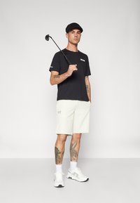 EA7 Emporio Armani GOLF PRO SHORTS  - Αθλητικό σορτς - silver birch
