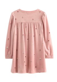Abito lungo a maniche lunghe di colore rosa, realizzato in tessuto morbido, con ricami floreali e vita arricciata. Collo rotondo e polsini elasticizzati.