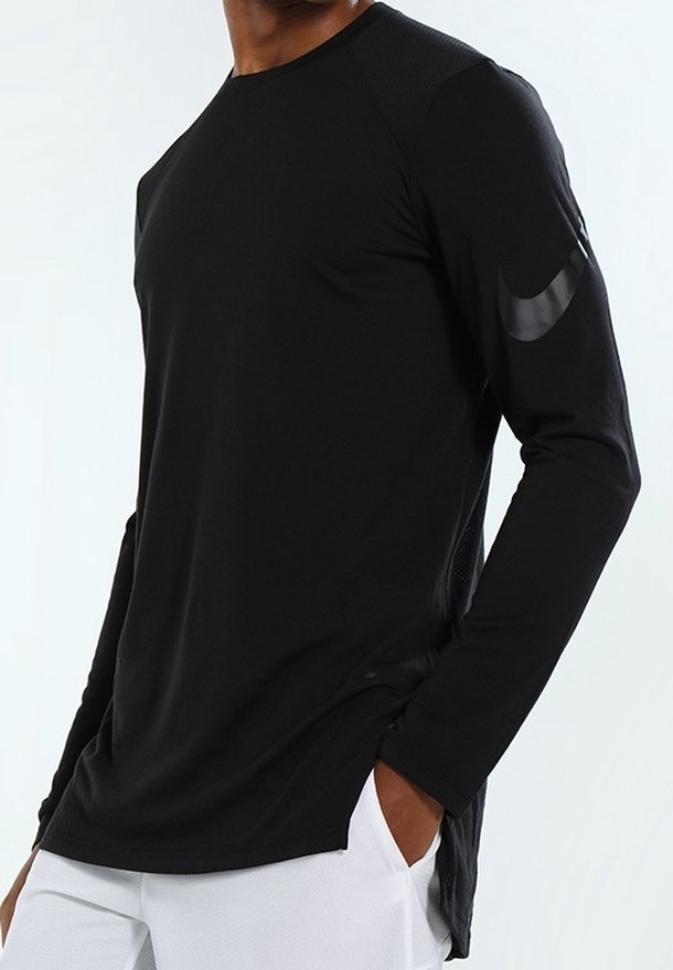 Czarna, długosleeve'owa koszulka sportowa z okrągłym dekoltem, z teksturowanej tkaniny, z bocznymi rozcięciami oraz błyszczącym czarnym logo Nike na lewym rękawie.