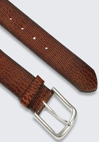 Bruine leren riem met een gestructureerd patroon, metalen zilverkleurige gesp en verschillende verstelbare gaten. Heeft een taps toelopend uiteinde.