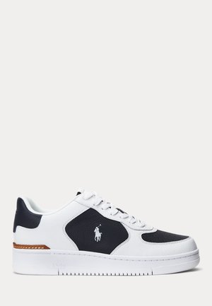 Białe i czarne niskie skórzane trampki z białymi sznurowadłami i logo Polo Ralph Lauren po boku.