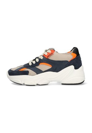 Chunky sneaker met een bovenwerk van mesh en suede in marineblauw, beige en oranje accenten, met een witte tussenzool en een gestructureerde zwarte buitenzool.