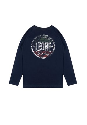 T-shirt bleu marine à manches longues, avec un logo circulaire Leone Italy à l’aspect usé, en blanc, rouge et vert sur la poitrine.