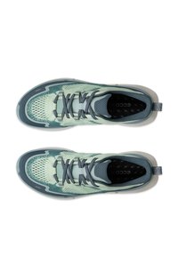 Vaaleanvihreät ja sinivihreät urheilukengät, joissa on harmaat nauhat, verkkopäällys ja mustat pehmustetut sisäpohjat, kuvattuna ylhäältä päin.