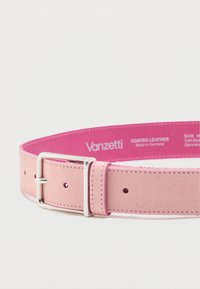 Ζώνη από ροζ σουέντ με ασημένια ορθογώνια πόρπη και ραμμένα περιθώρια, με την επωνυμία "Vanzetti" στην εσωτερική πλευρά, κατασκευασμένη από επεξεργασμένο δέρμα.