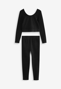 Czarny prążkowany crop top z długimi rękawami o szerokim dekolcie w zestawie z pasującymi czarnymi legginsami, z elastycznym pasem i dopasowanym krojem.