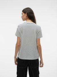 Randig t-shirt med svarta ränder på vit bakgrund, korta ärmar och rundad halsringning, med en avslappnad passform och mjukt tyg.