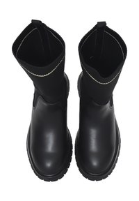 Stivali neri alla caviglia con un esterno in pelle liscia e una parte superiore in elastico simile a una calza. Caratterizzati da una suola robusta e un dettagli di cucitura in contrasto.