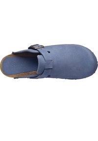 Zoccoli in pelle blu con plantare in sughero, dotati di una cintura regolabile e una finitura liscia. La suola presenta un motivo a grip testurizzato.