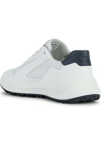 Sneaker in pelle bianca e rete con un accento blu scuro sul tallone, suola bianca testurizzata e sovrapposizioni a contrasto per traspirabilità e supporto.