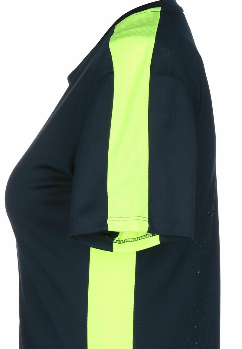 Czarna granatowa koszulka sportowa z krótkimi rękawami oraz jasne neonowo-zielone boczne panele, wykonana z lekkiego, oddychającego materiału.