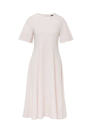 Hellrosa knieumspieltes Kleid mit kurzen Ärmeln, rundem Ausschnitt, taillierter Passform und leicht ausgestelltem Rock.