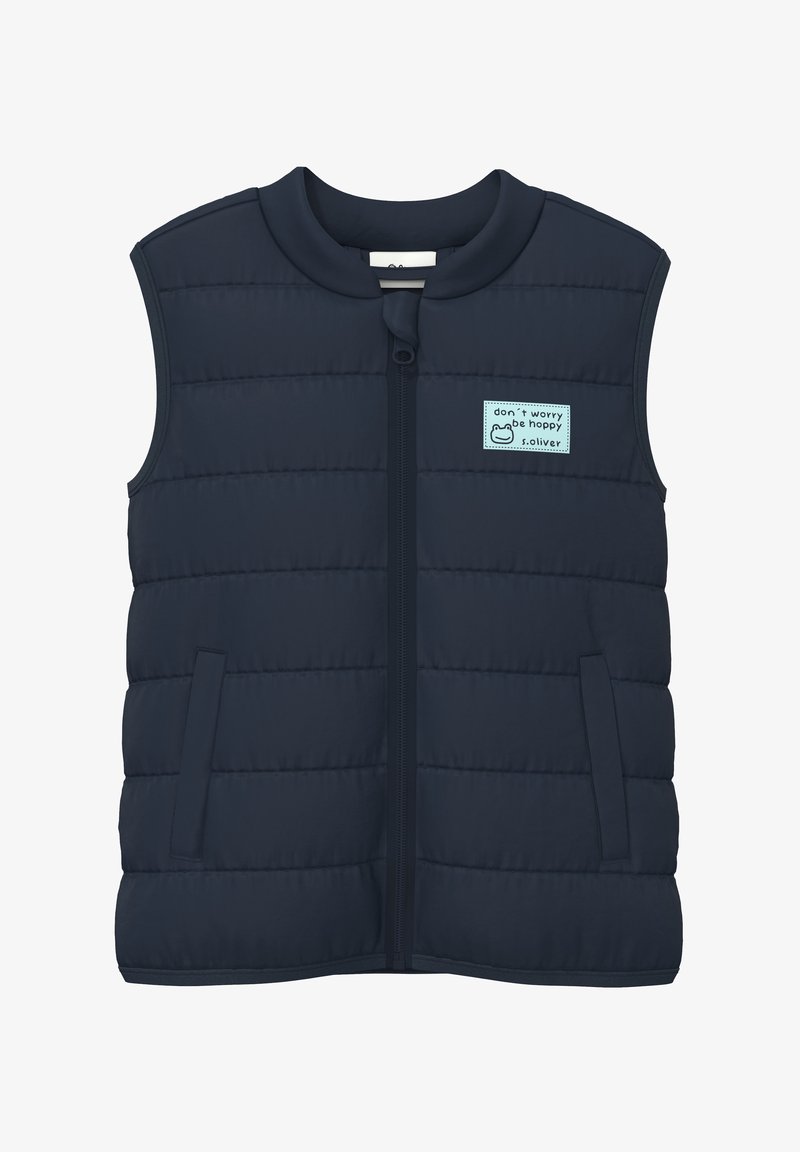 Veste matelassée sans manches bleu marine avec fermeture éclair à l'avant, écusson indiquant "ne t'inquiète pas, sois heureux" et logo s.Oliver sur la poitrine.
