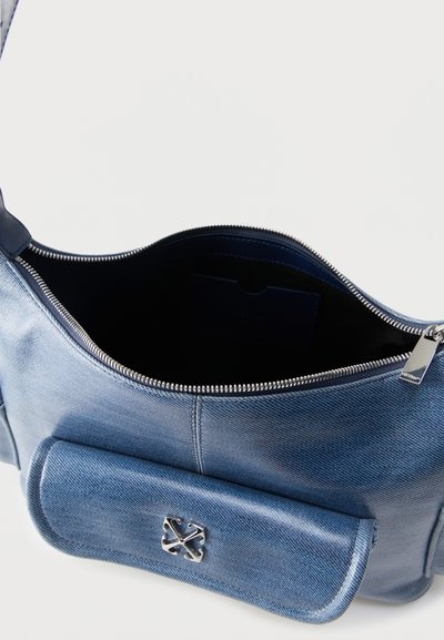 Τσάντα από μπλε τζιν με ανοικτό ασημί φερμουάρ, με μπροστινή τσέπη με καπάκι και ασημένιο κούμπωμα και λουρί ώμου.