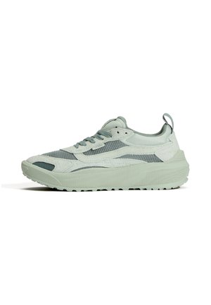 Jasnoszary i miętowo-zielony sportowy sneaker z panelami z siateczki i zamszu, z przodu sznurowany, z grubą podeszwą i pętelką na pięcie, pokazany z boku.