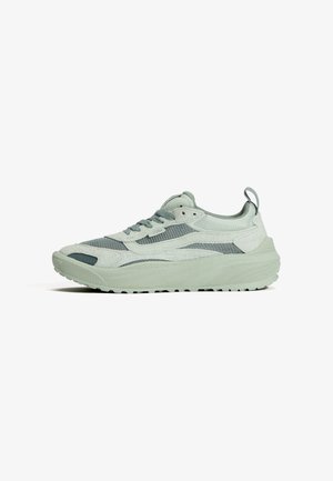 Jasnoszary i miętowo-zielony sportowy sneaker z panelami z siateczki i zamszu, z przodu sznurowany, z grubą podeszwą i pętelką na pięcie, pokazany z boku.