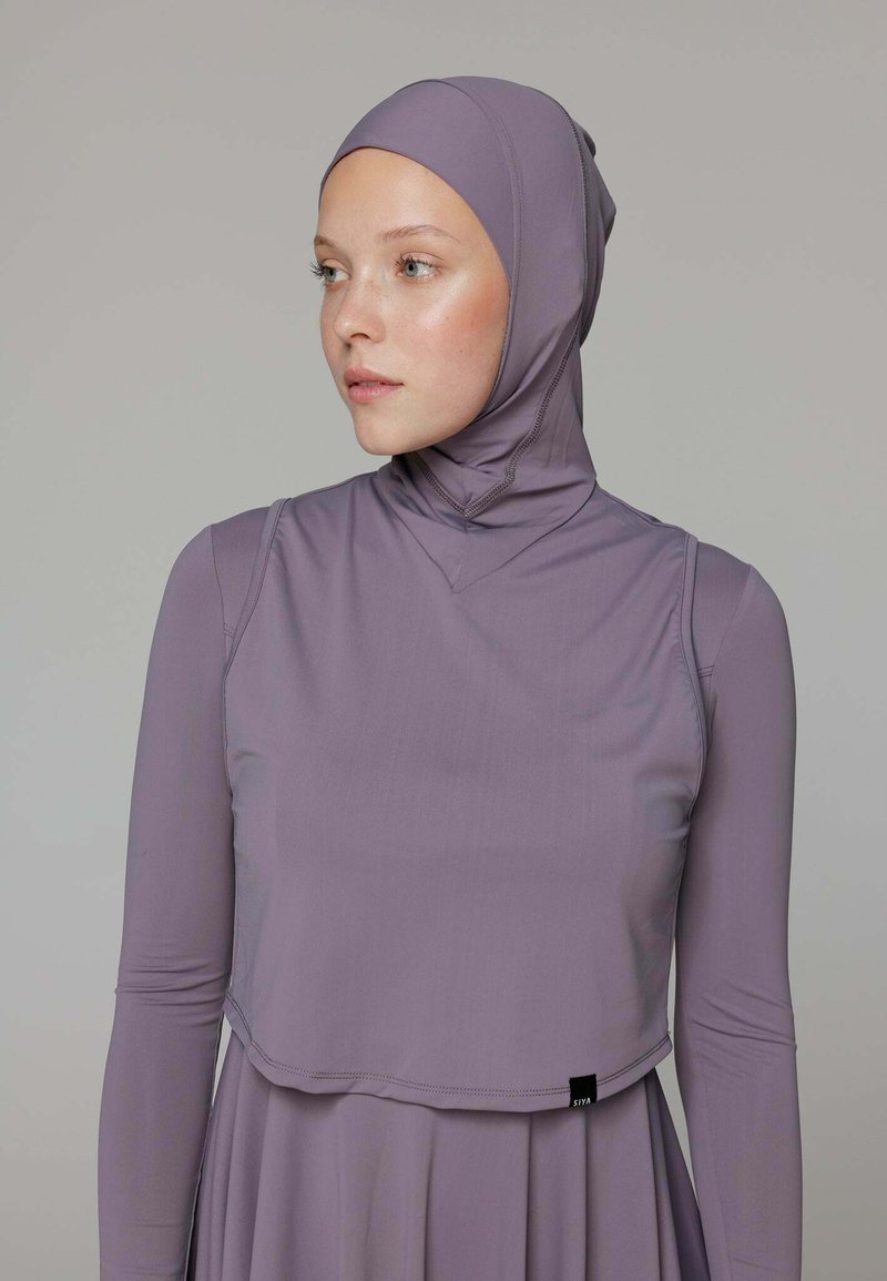 Paarse sporttop met lange mouwen en hoge kraag, gemaakt van een gladde, rekbare stof; heeft een cropped ontwerpe en subtiele stiksels.