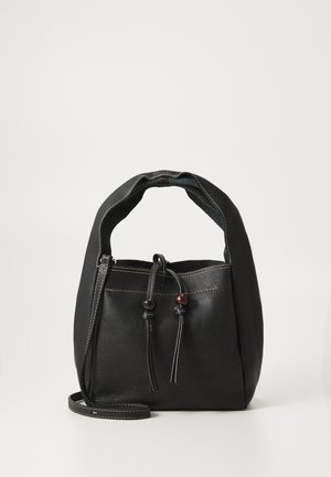 Sac seau en cuir noir avec une anse incurvée, fermeture à cordon, deux perles décoratives et des détails de couture contrastés.