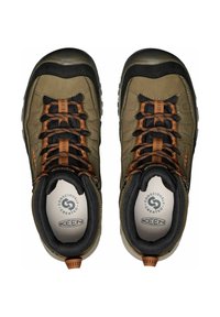 Zielone buty hikingowe z czarnymi akcentami, z teksturowanym wykończeniem, brązowymi sznurówkami i wyściółką w kołnierzu. Logo "Consciously Created" na wkładkach.