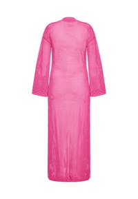 Różowy, długi sweter z luźnym krojem, prostą sylwetką i teksturowanym wzorem, zaprojektowany do noszenia na warstwy.