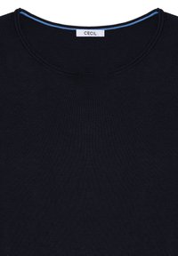 Pull en maille noire à col rond avec une étiquette blanche portant l'inscription "CECIL" cousue à l'intérieur de l'encolure.