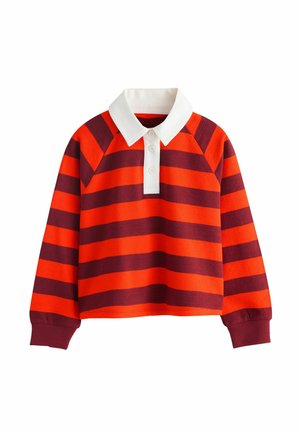 Koszulka rugby z długim rękawem w szerokie poziome czerwone i ciemnofioletowe paski, z białą plisą z guzikami i białym kołnierzem.