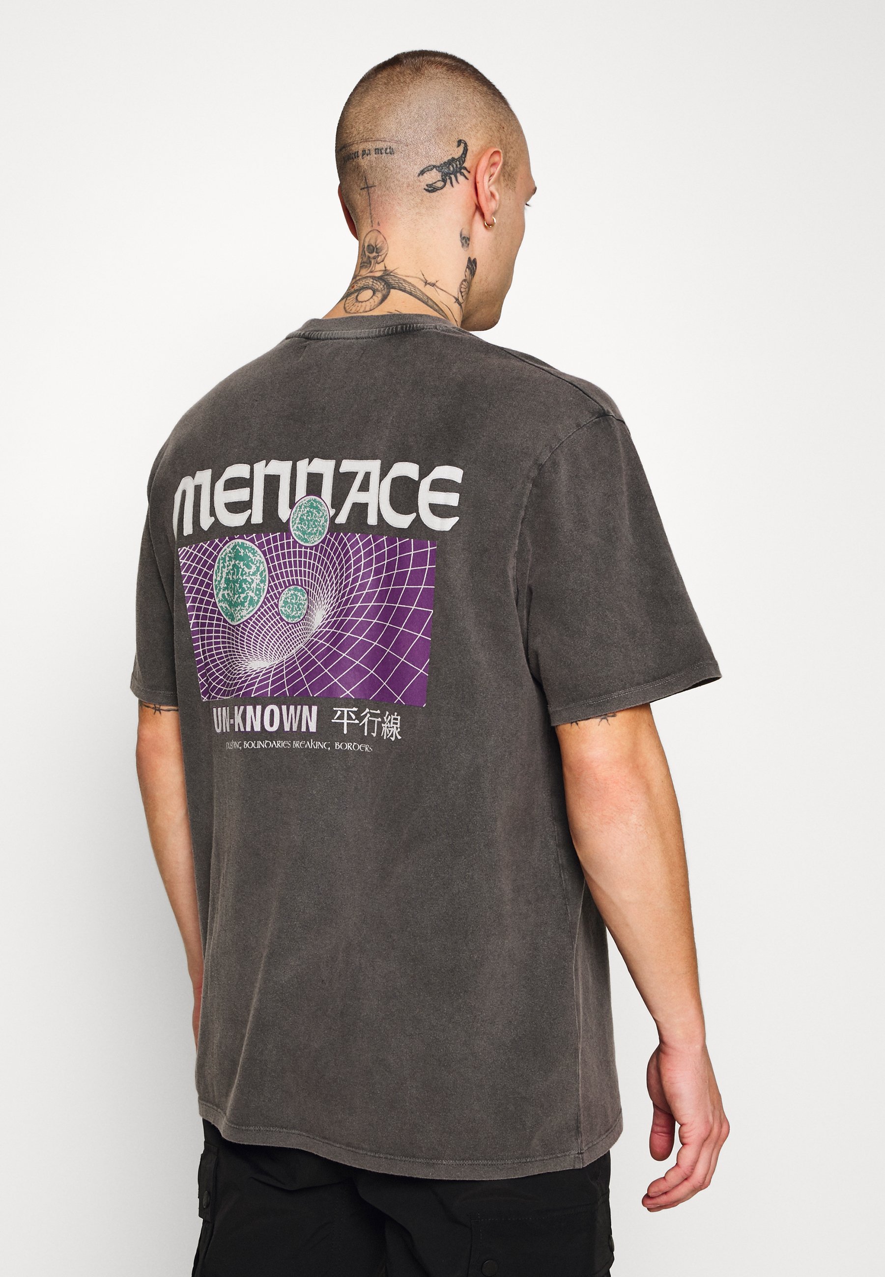 Mennace UNKNOWN PLANETS TEE - Print T 