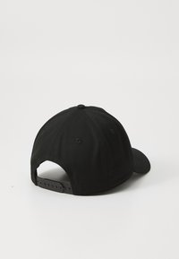 Căciulă de baseball neagră fabricată din material textil, având un bor de formă curbată, închidere ajustabilă tip snapback și o textură netedă, fără modele vizibile.