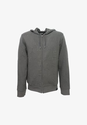 Felpa con cappuccio con zip di colore grigio scuro, con lettere in rilievo sparse e cappuccio con coulisse, mostrata su uno sfondo bianco.