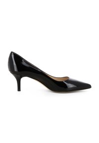 Décolleté in vernice nera con punta appuntita e sottile tacco a stiletto, caratterizzata da una finitura liscia e lucida e un design del vamp a scollo basso.