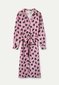 Bata rosa con estampado de fresas negras, mangas largas, cierre de botones y cintura con lazo. Presenta un cuello y un patrón de fondo de lunares.