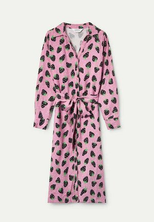 Bata rosa con estampado de fresas negras, mangas largas, cierre de botones y cintura con lazo. Presenta un cuello y un patrón de fondo de lunares.
