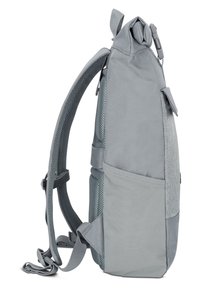 Sac à dos gris avec un design à enroulement, comprenant des sections en maille texturée et en tissu lisse, des bretelles réglables et une poche latérale.